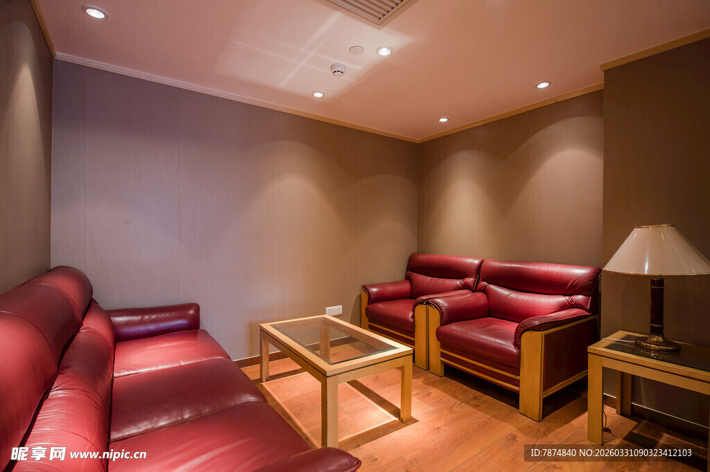 温馨舒适的室内沙发休息区