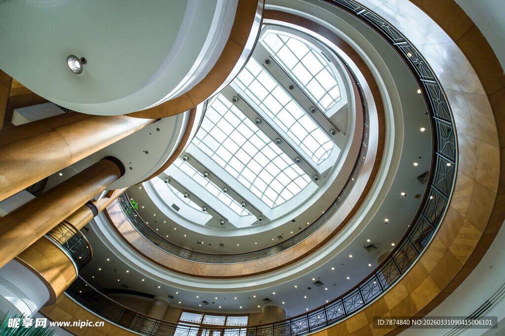 现代建筑内部旋转楼梯景观
