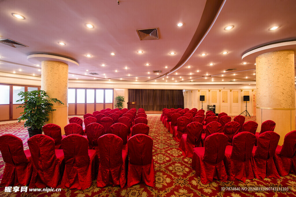 豪华宴会厅布置的红色座椅