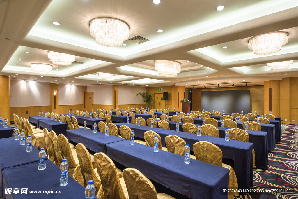 宽敞会议室整齐排列桌椅