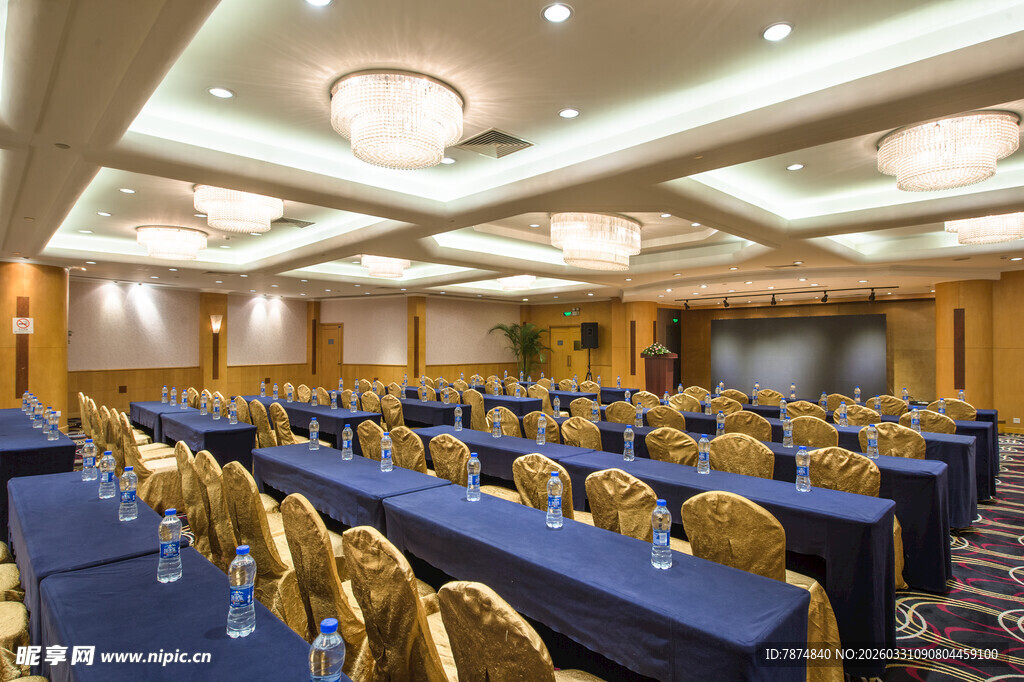 宽敞会议室整齐桌椅布置