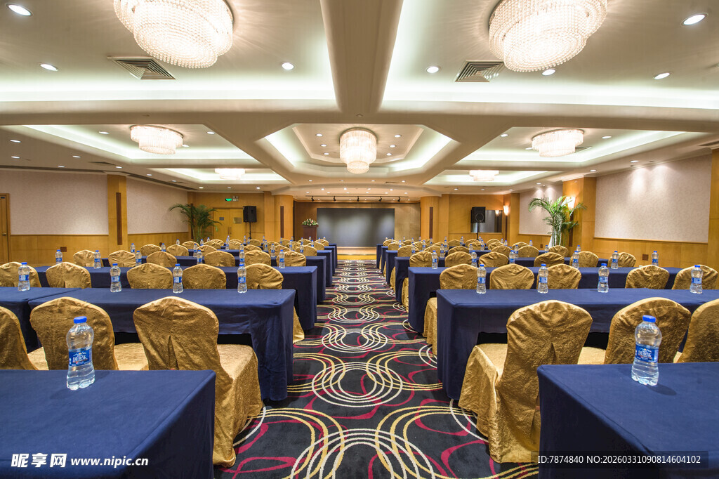 豪华宽敞的宴会大厅布置
