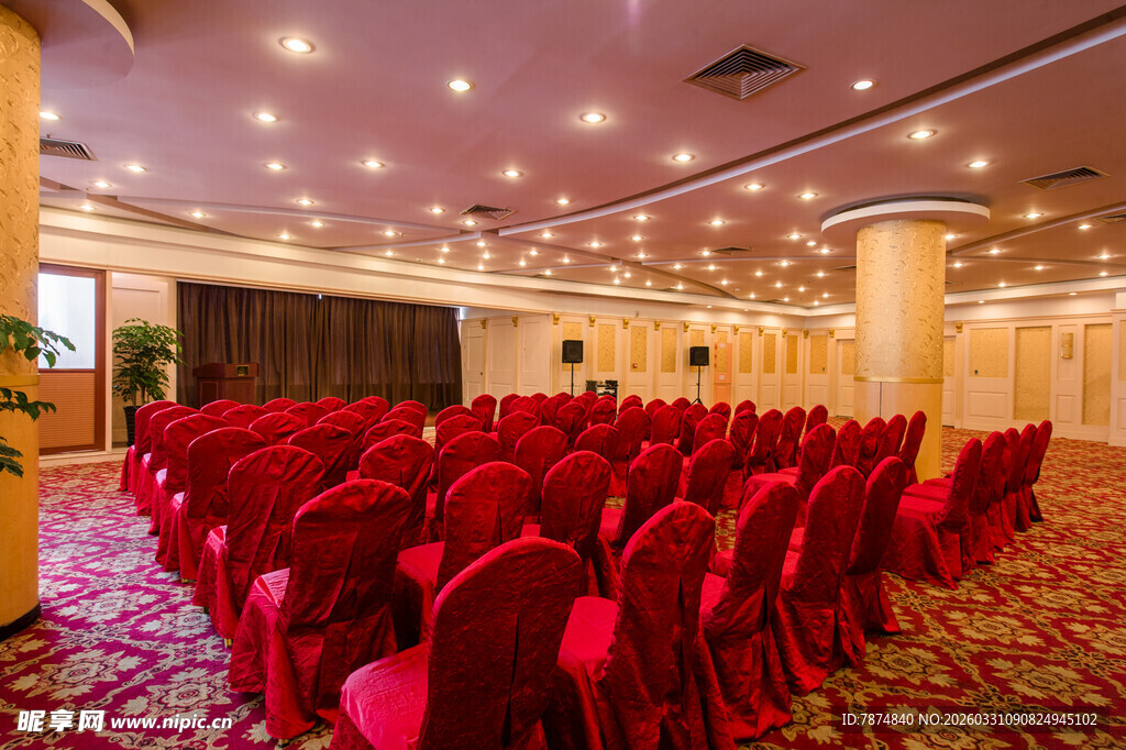 豪华宴会厅的红色座椅布置