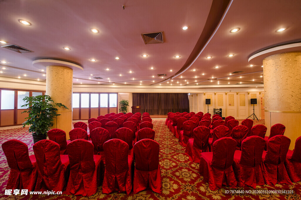 豪华会议厅内的红色座椅