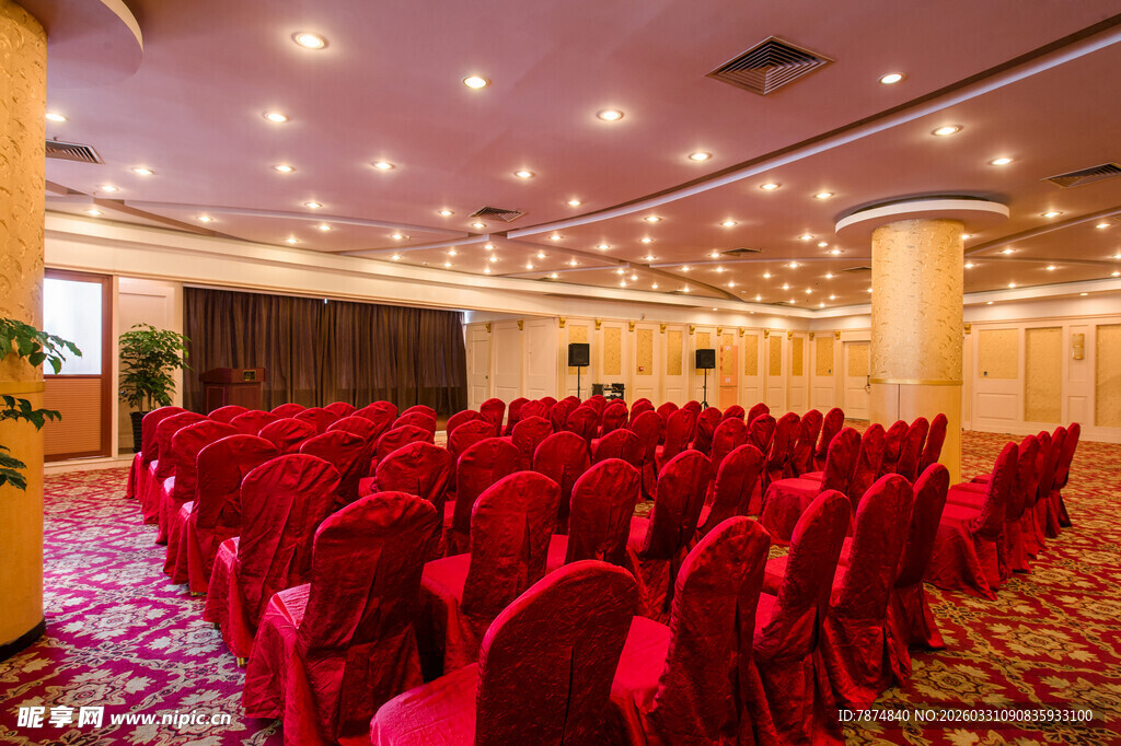 豪华会场红色座椅排列整齐