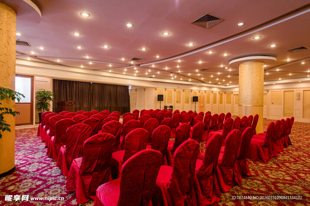 豪华会议室的红色座椅阵列