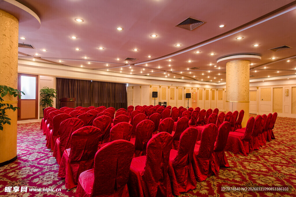 豪华宴会厅内的红色座椅