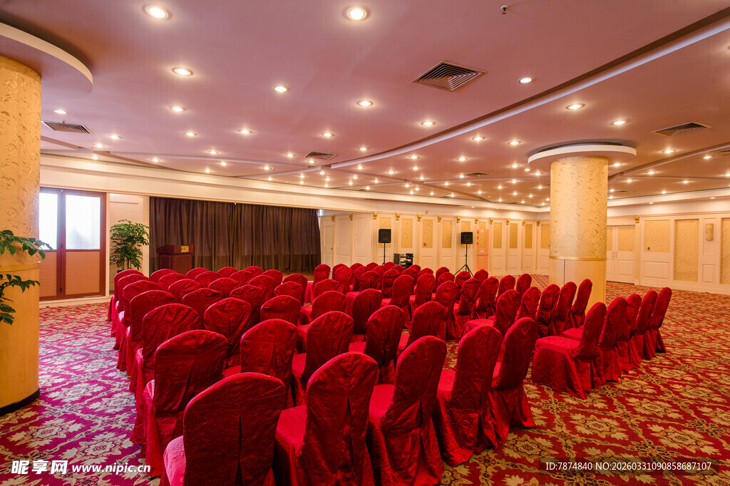豪华宴会厅内的红色座椅布置