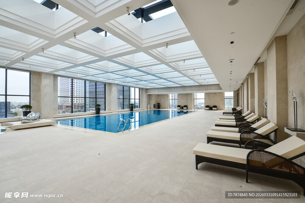 豪华室内泳池及休闲躺椅