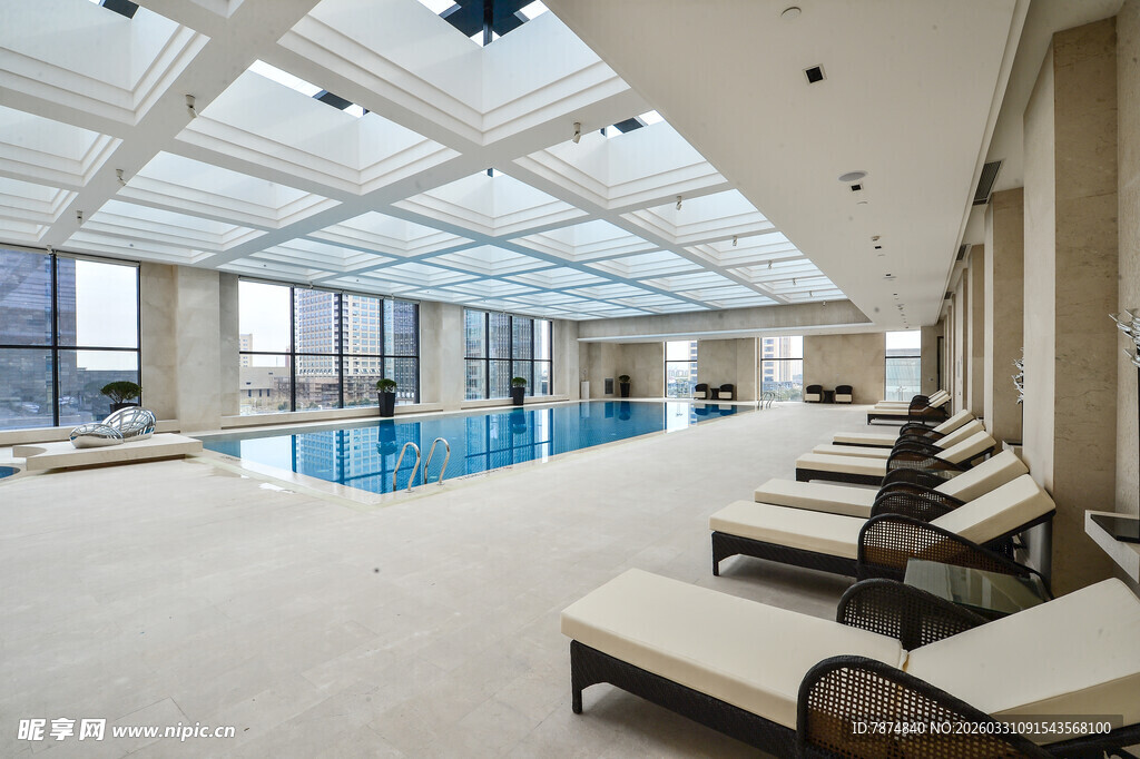 豪华室内泳池休息区场景