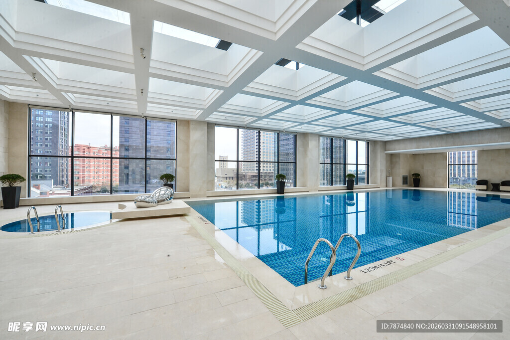 室内豪华恒温游泳池