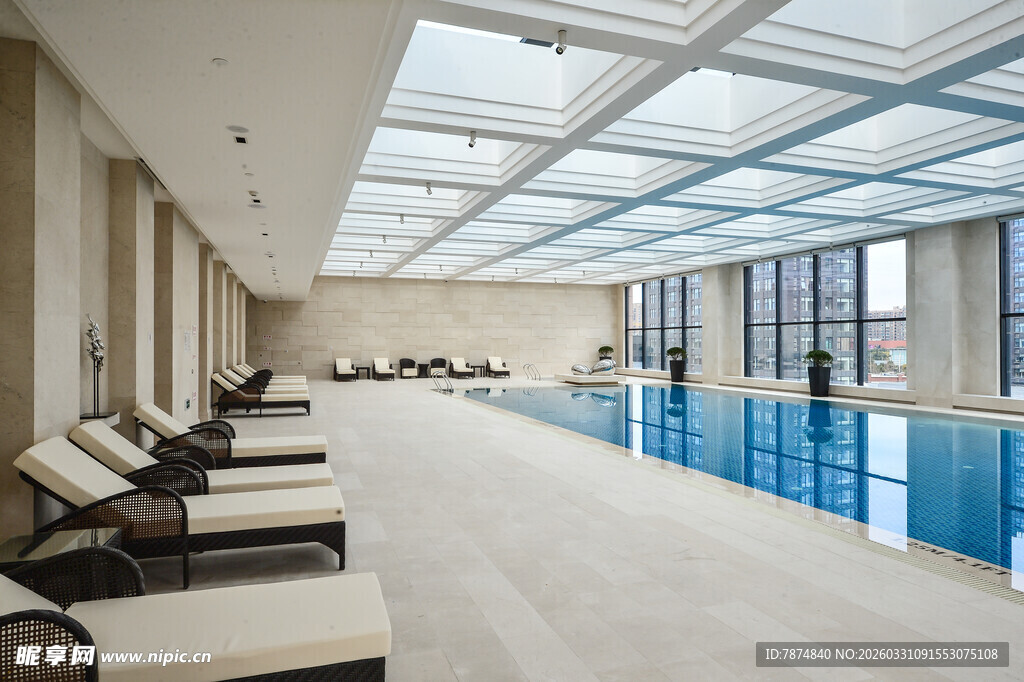室内豪华泳池与休闲躺椅