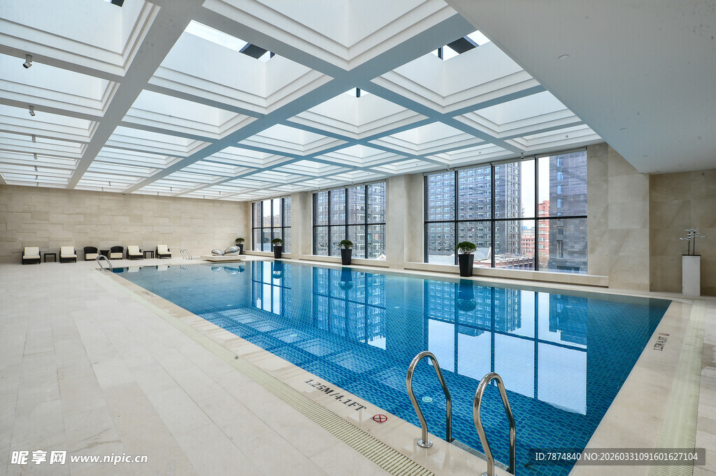 室内豪华玻璃顶游泳池
