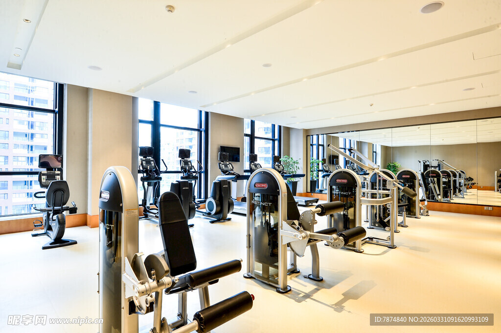 现代宽敞健身房内部场景