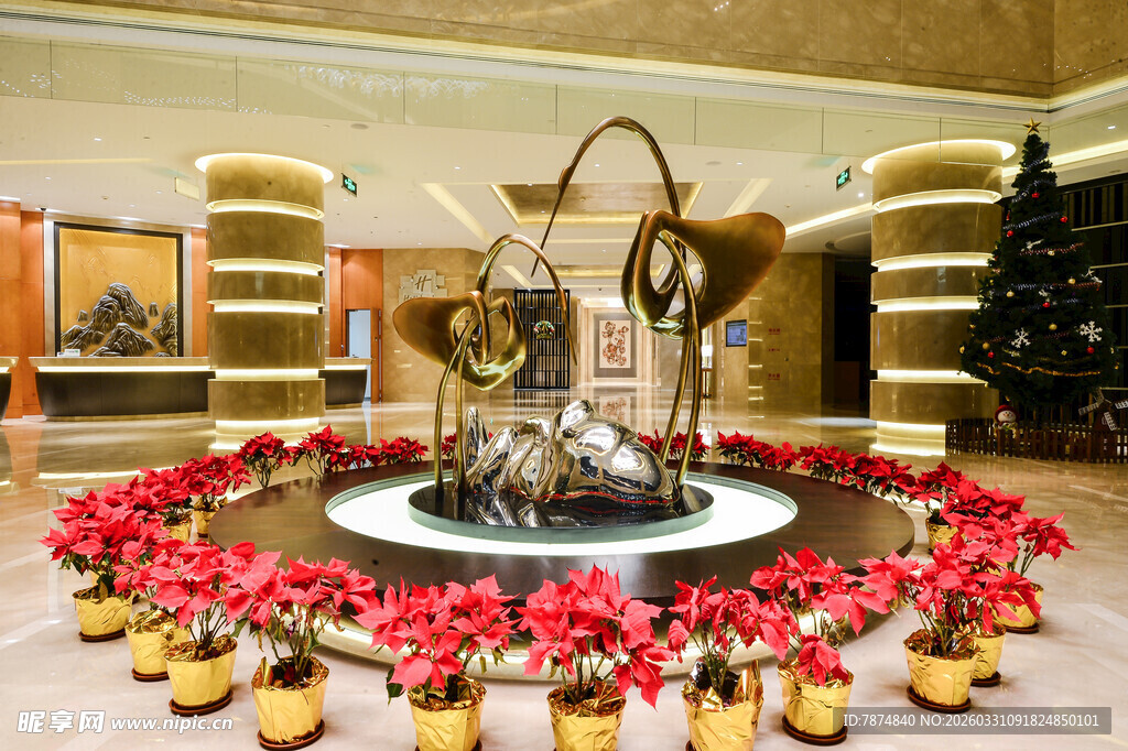 室内华丽喷泉与红花装饰