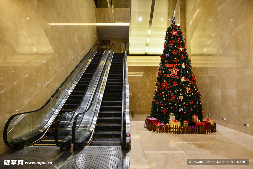 大厅中扶梯旁的圣诞树