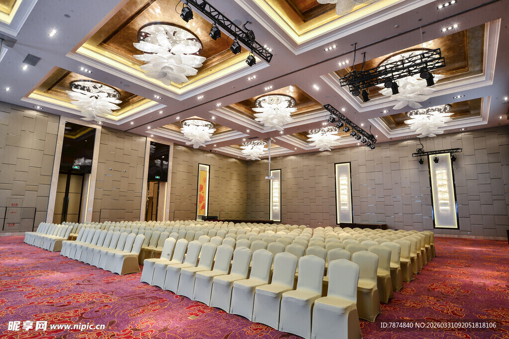 豪华会议室整齐排列座椅