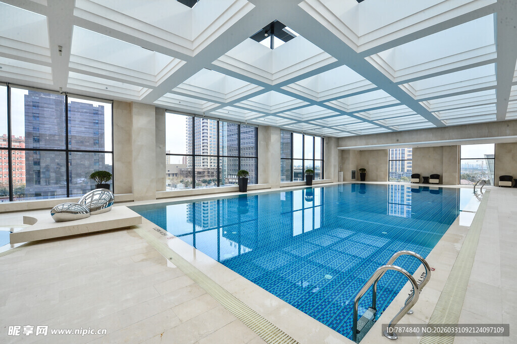室内豪华玻璃顶游泳池