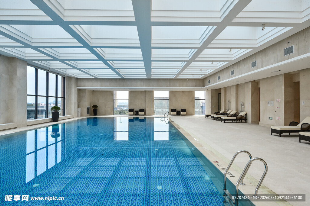 室内豪华泳池及休闲区