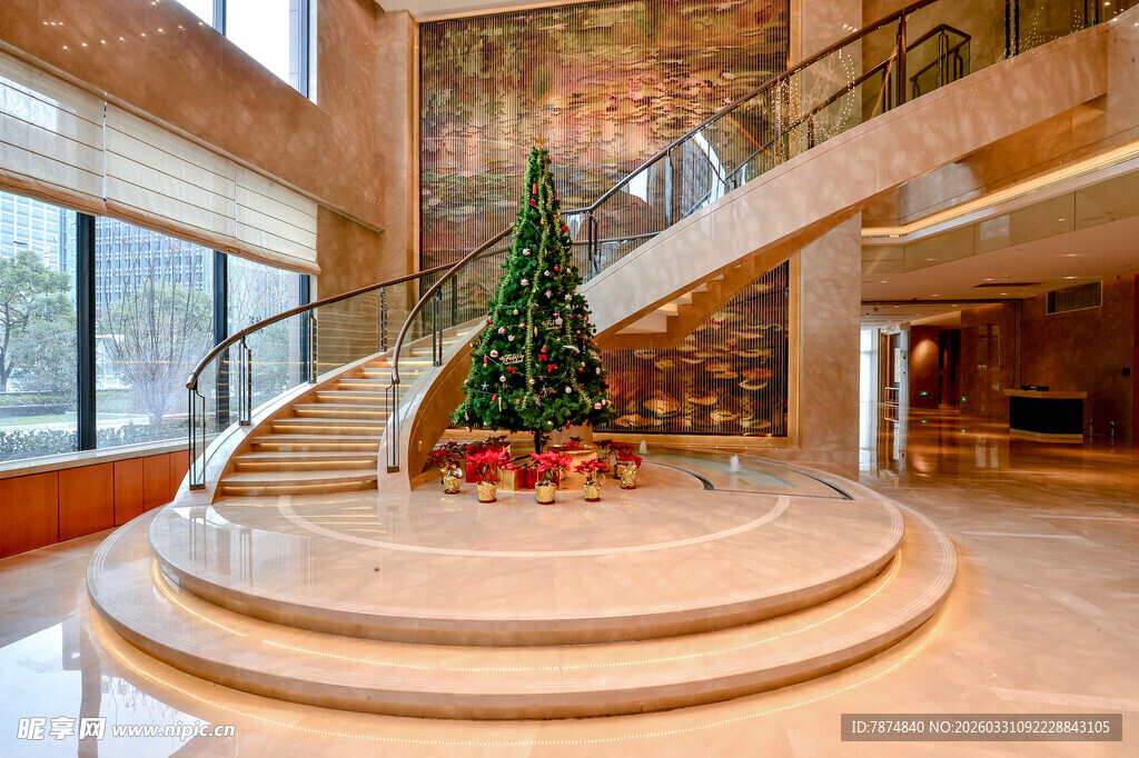 室内华丽大厅中的圣诞树