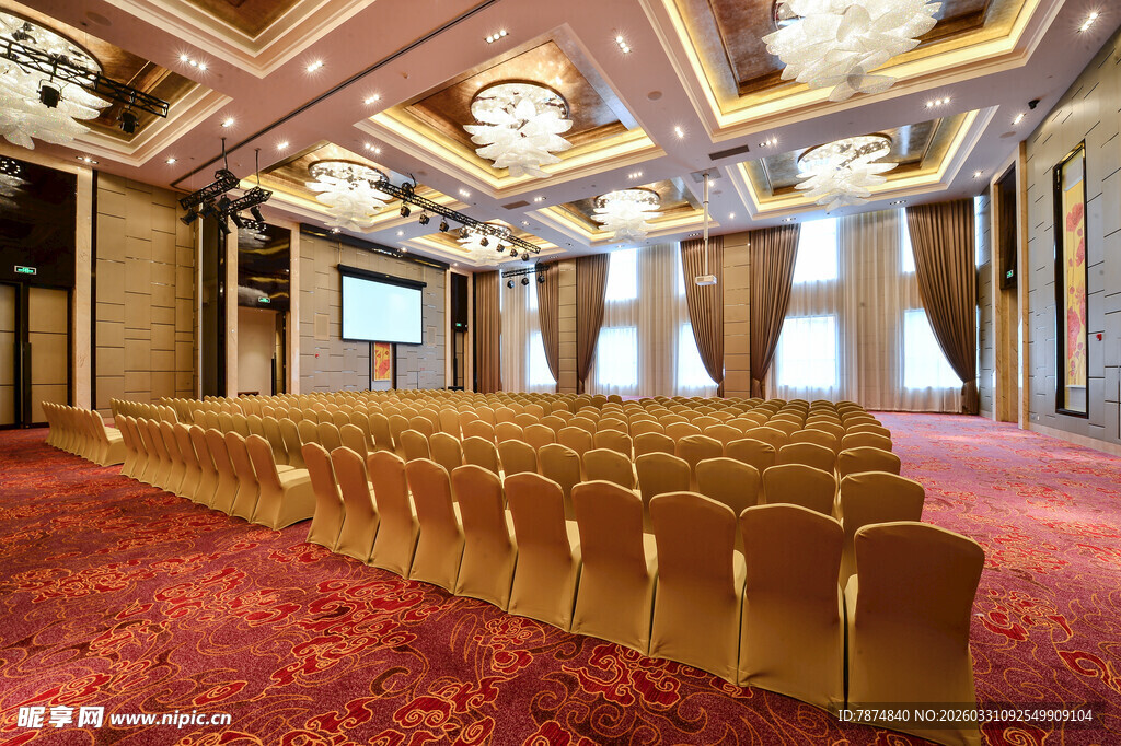 豪华会议室整齐排列座椅