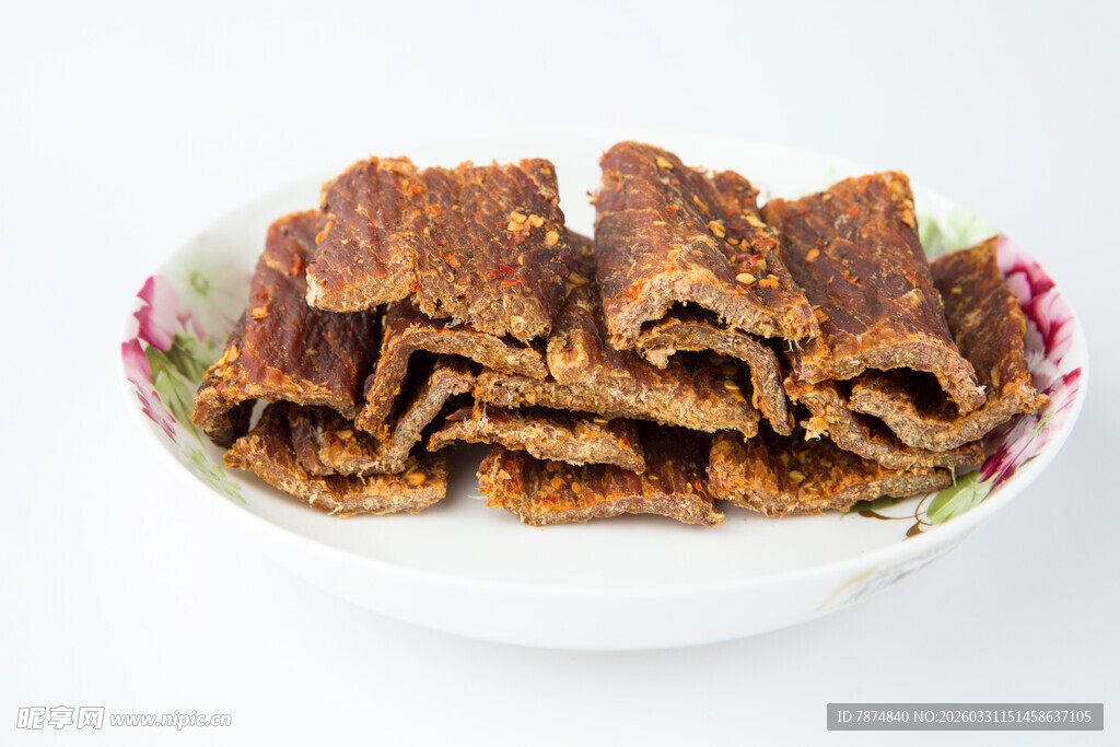 美味牛肉干摆放在花纹碗中