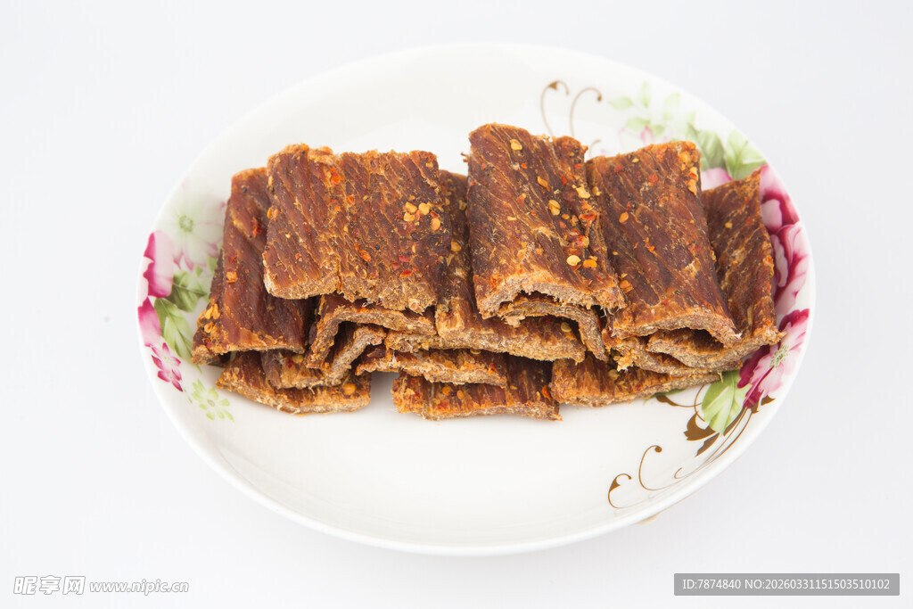 美味牛肉干摆于花纹盘中