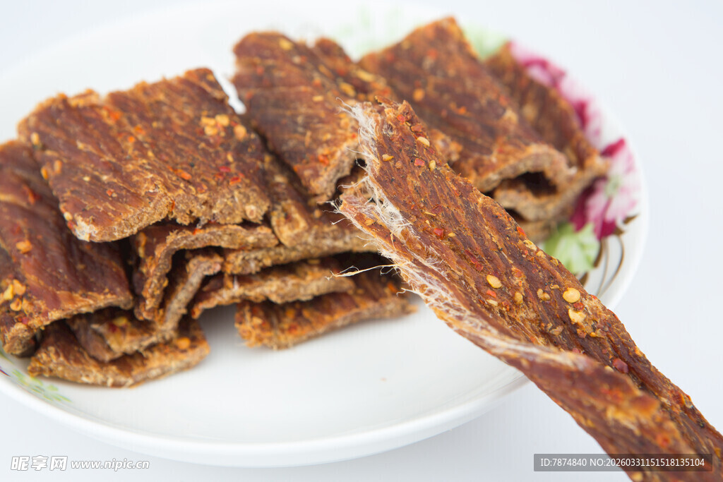 美味牛肉干摆于盘中