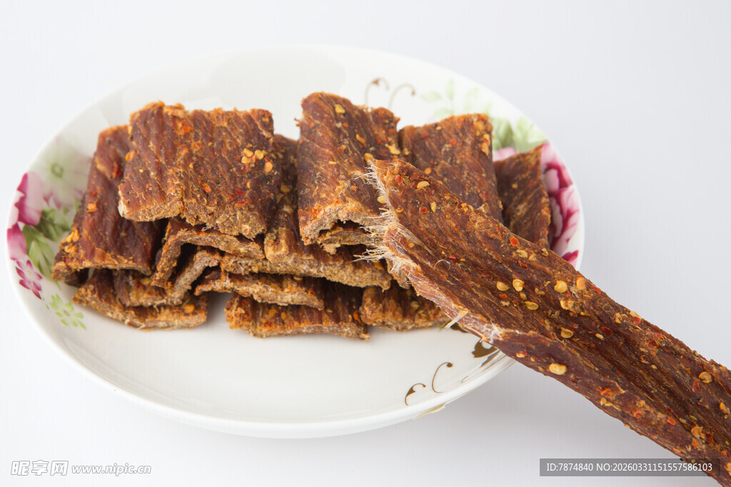 美味牛肉干摆于精致盘中