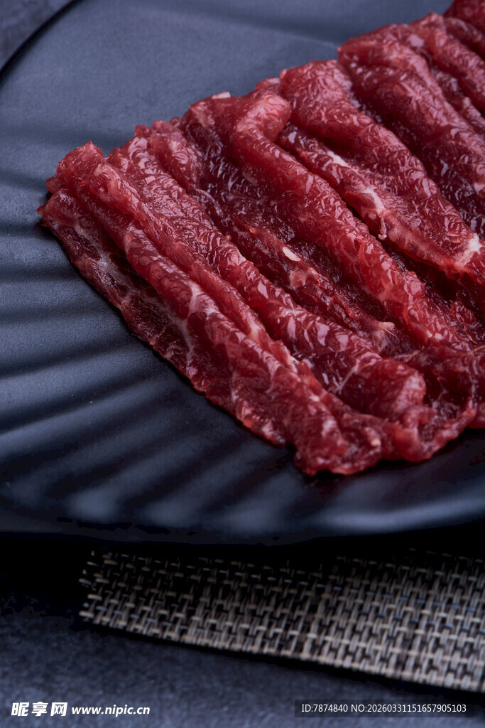 新鲜牛肉条摆放在黑色盘上