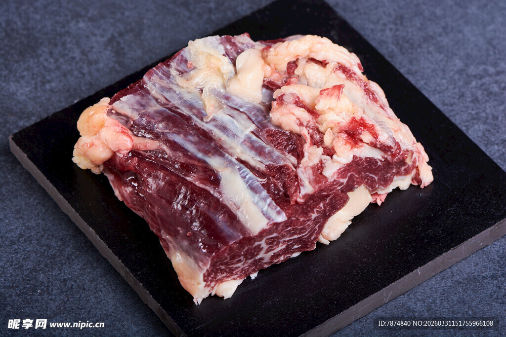新鲜生牛肉块展示