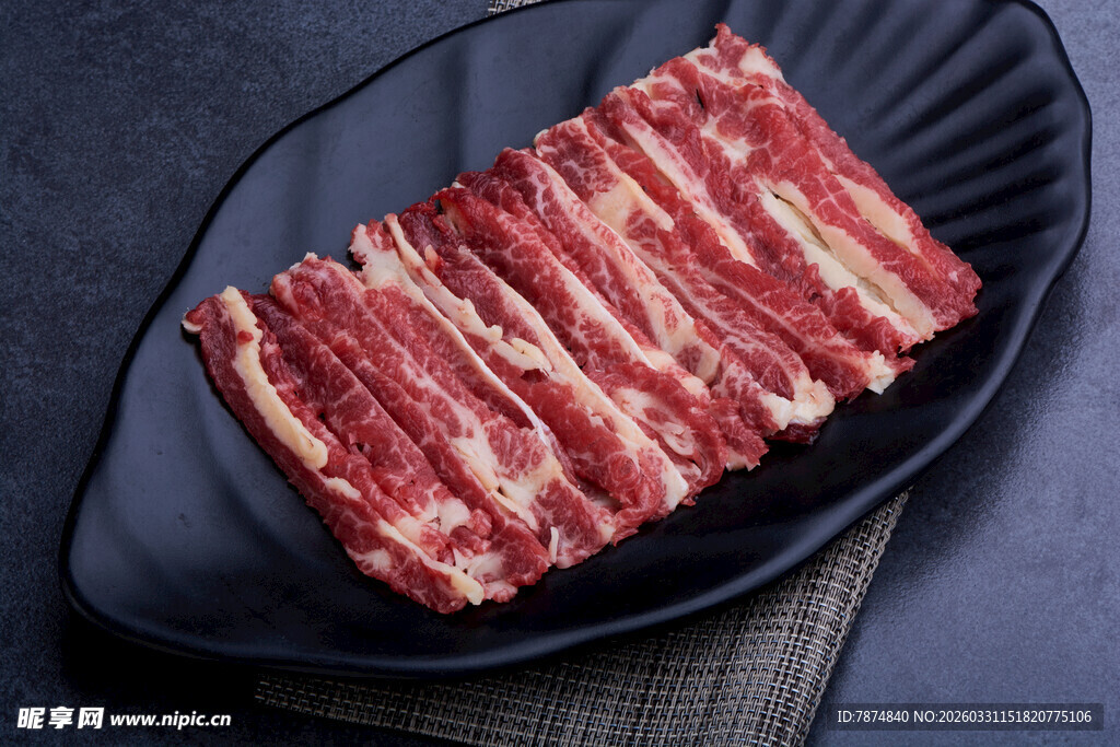 黑盘上的鲜嫩牛肉片
