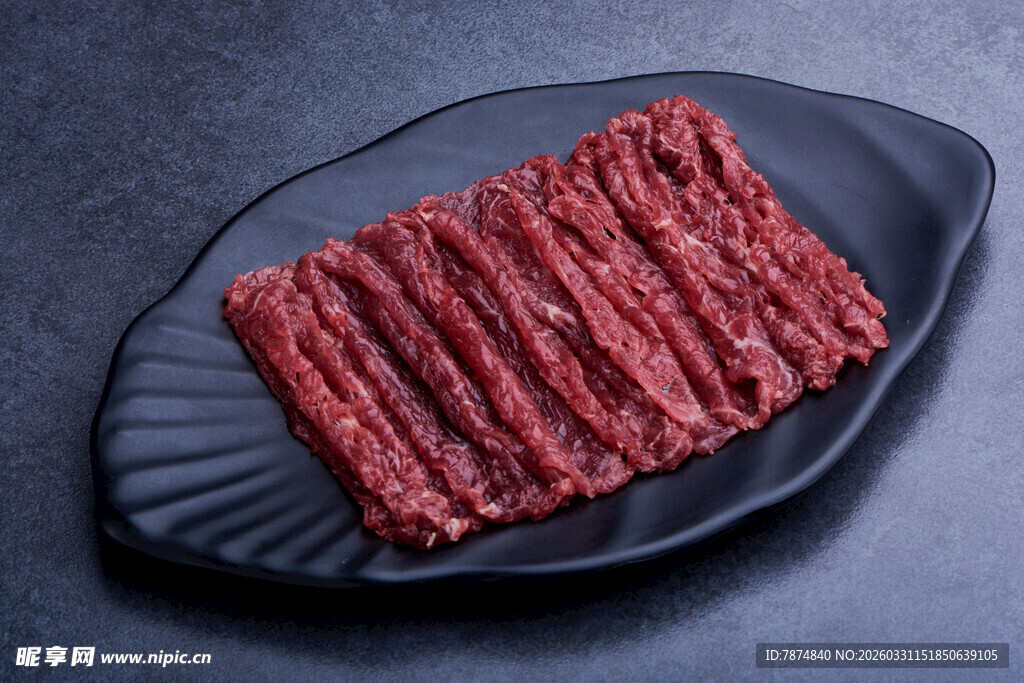 黑色盘上的美味牛肉条