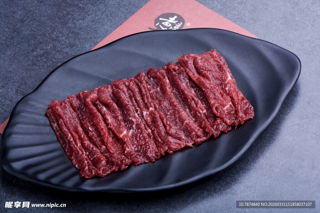 美味牛肉条摆于黑色盘上