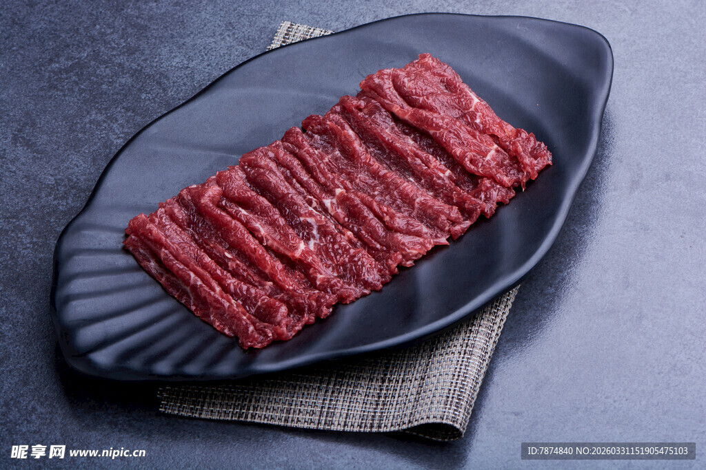 黑盘上的新鲜牛肉条