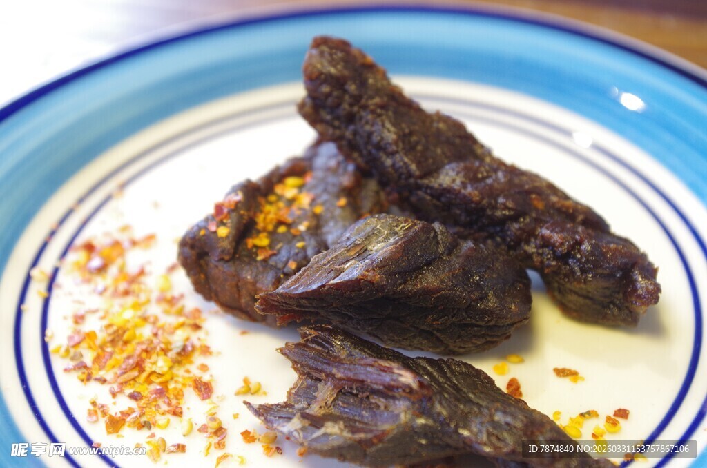 香辣牛肉干摆于盘中