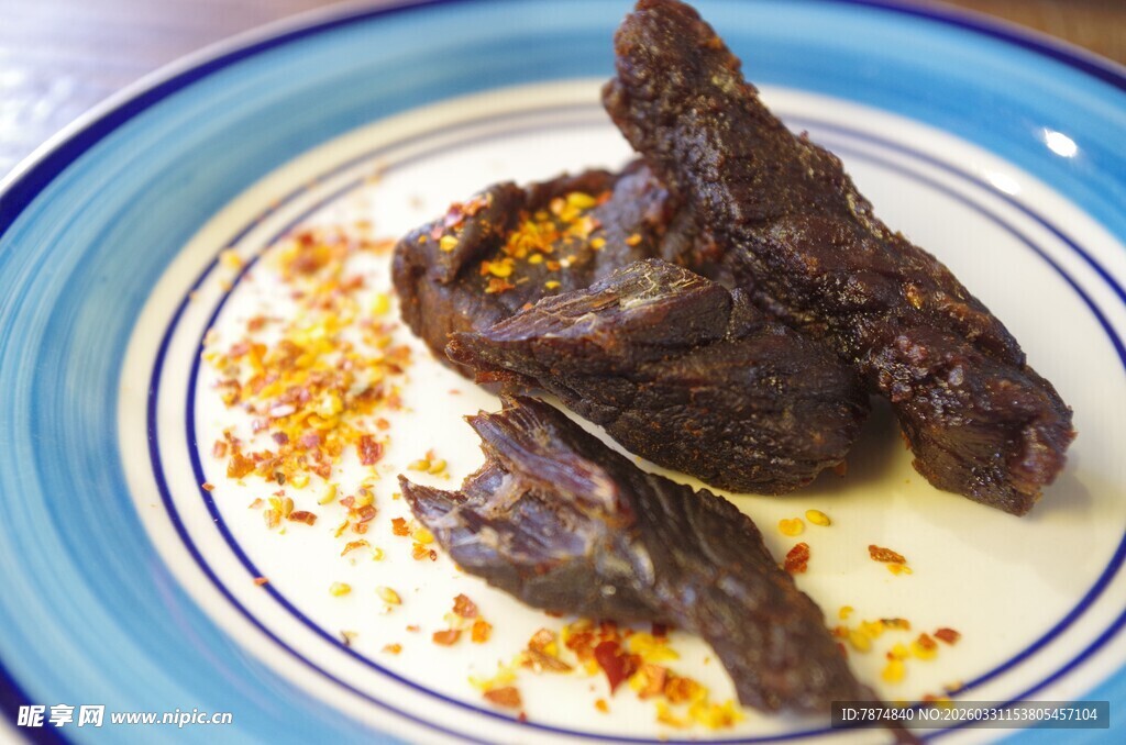 蓝盘上的美味特色卤牛肉