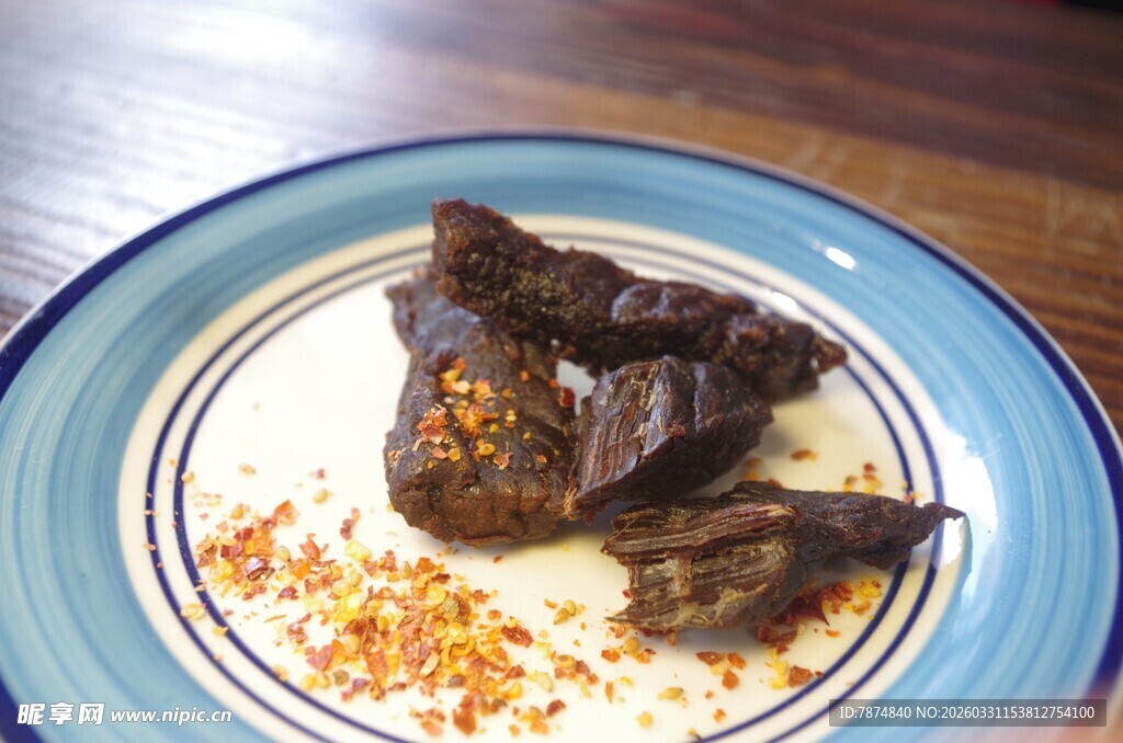 蓝盘上的美味卤味