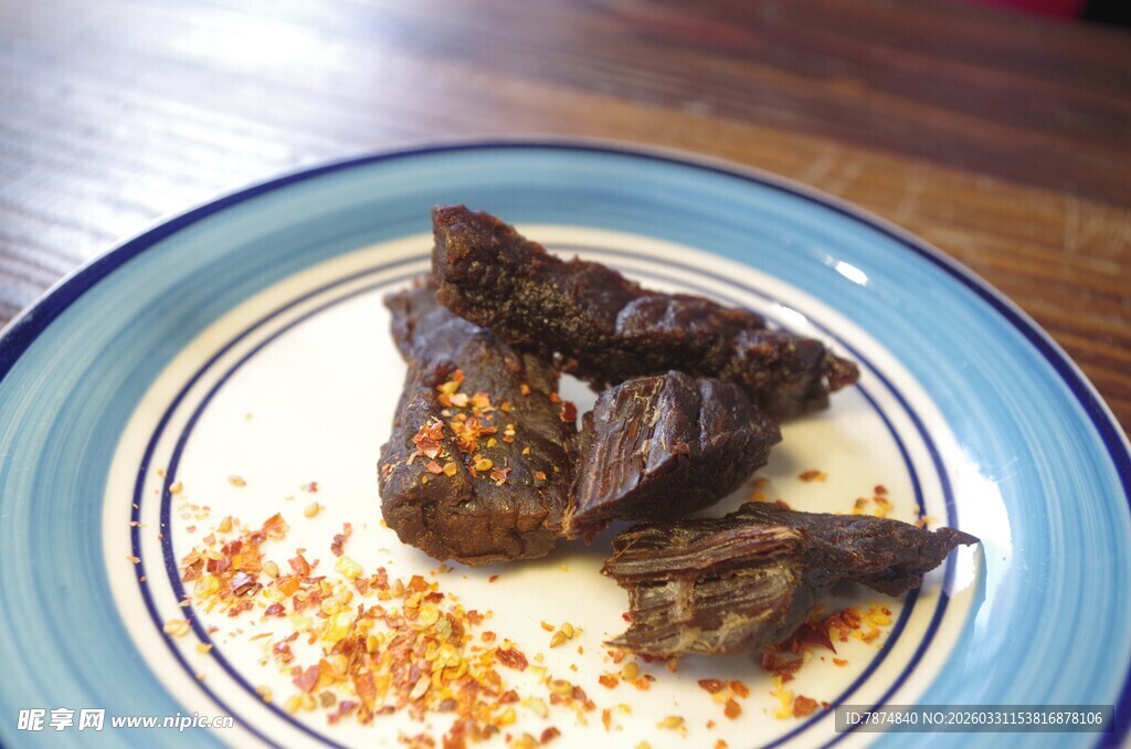 香辣卤味摆于蓝白瓷盘