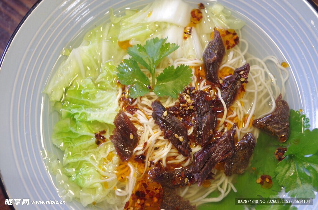 牛肉生菜面条美食特写