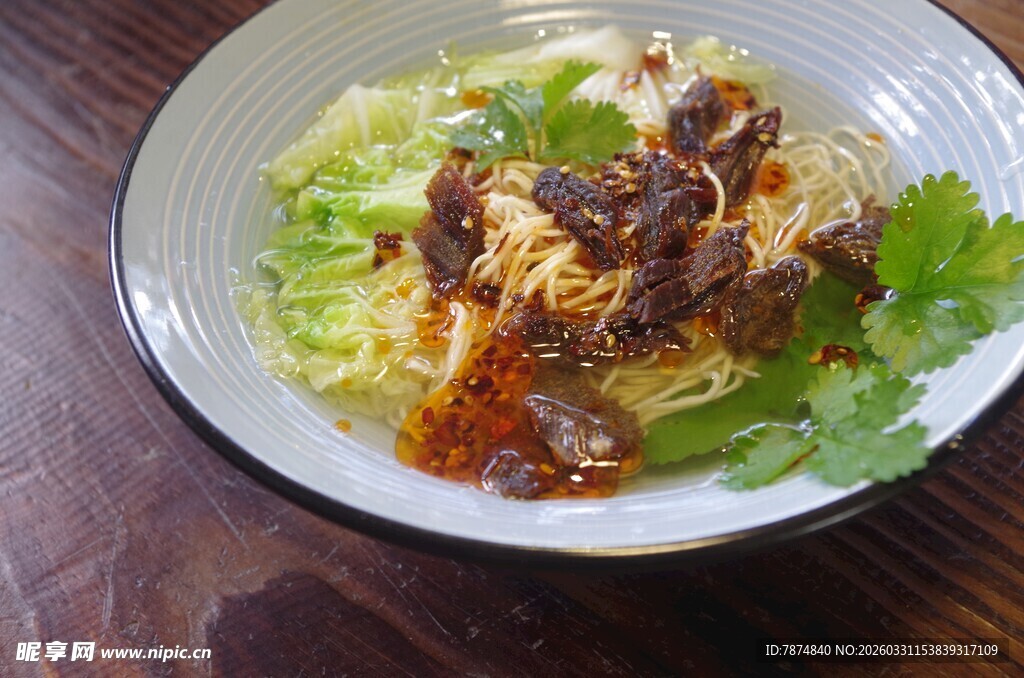 美味拌面 搭配丰富佐料