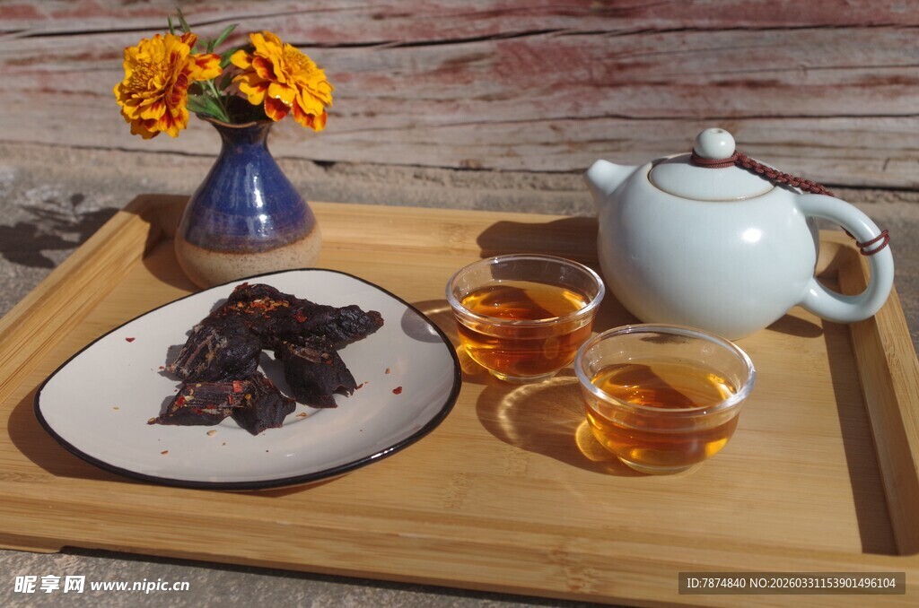 中式茶具与点心的惬意时光