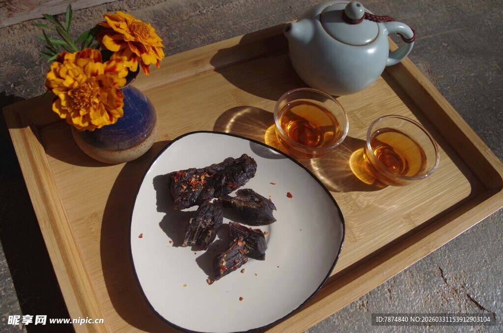 户外茶几上的茶点与花