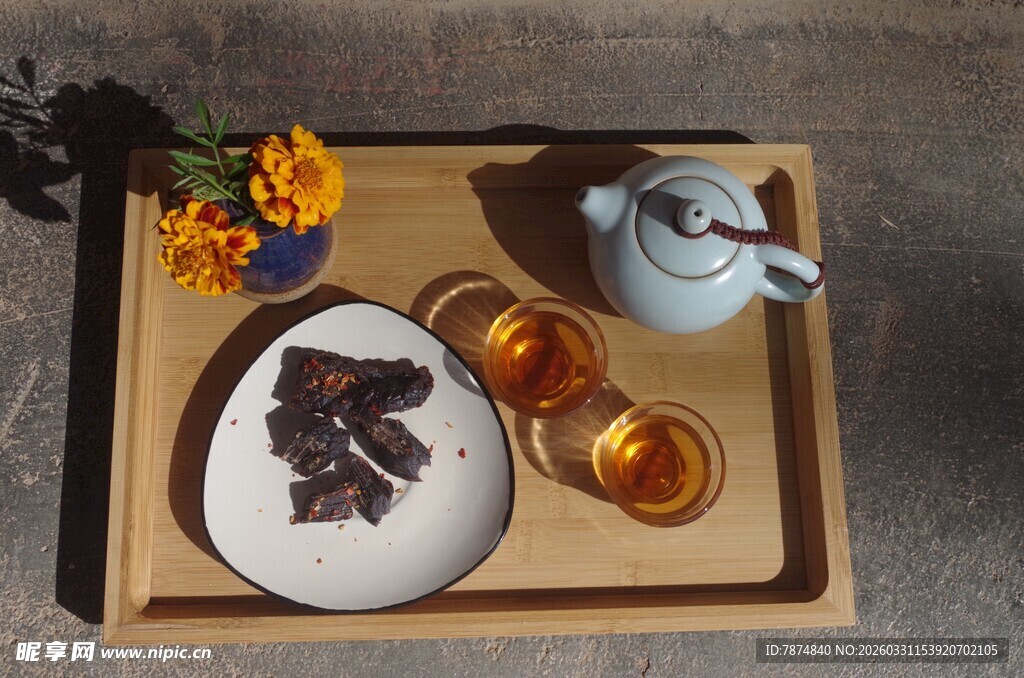 中式茶具与插花雅致组合