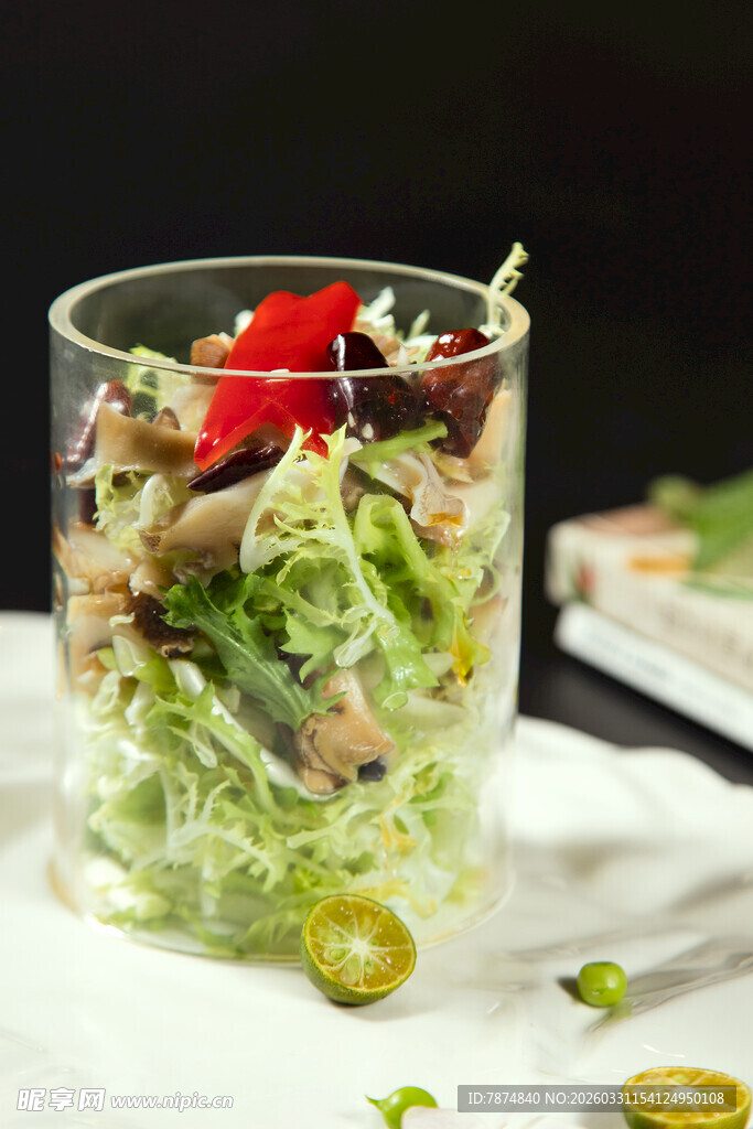 玻璃杯中的美味蔬菜沙拉