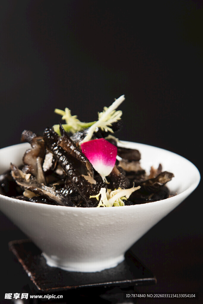 精致美味凉拌鱼皮