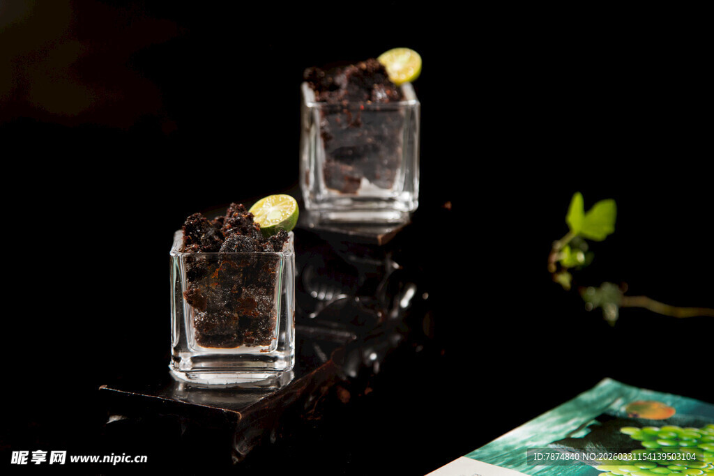 两杯加冰饮品与绿植相伴