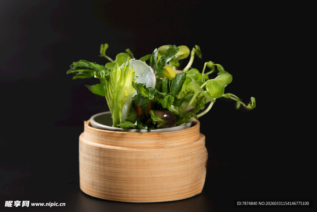 竹制花盆中的多种蔬菜集合