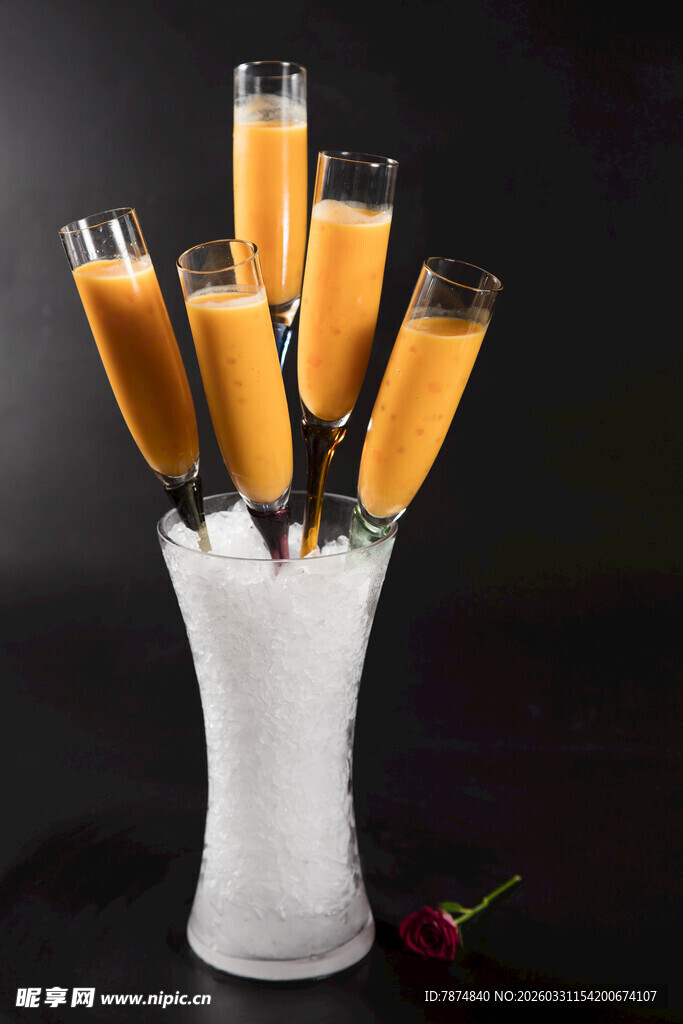 冰杯盛装的美味橙色饮品