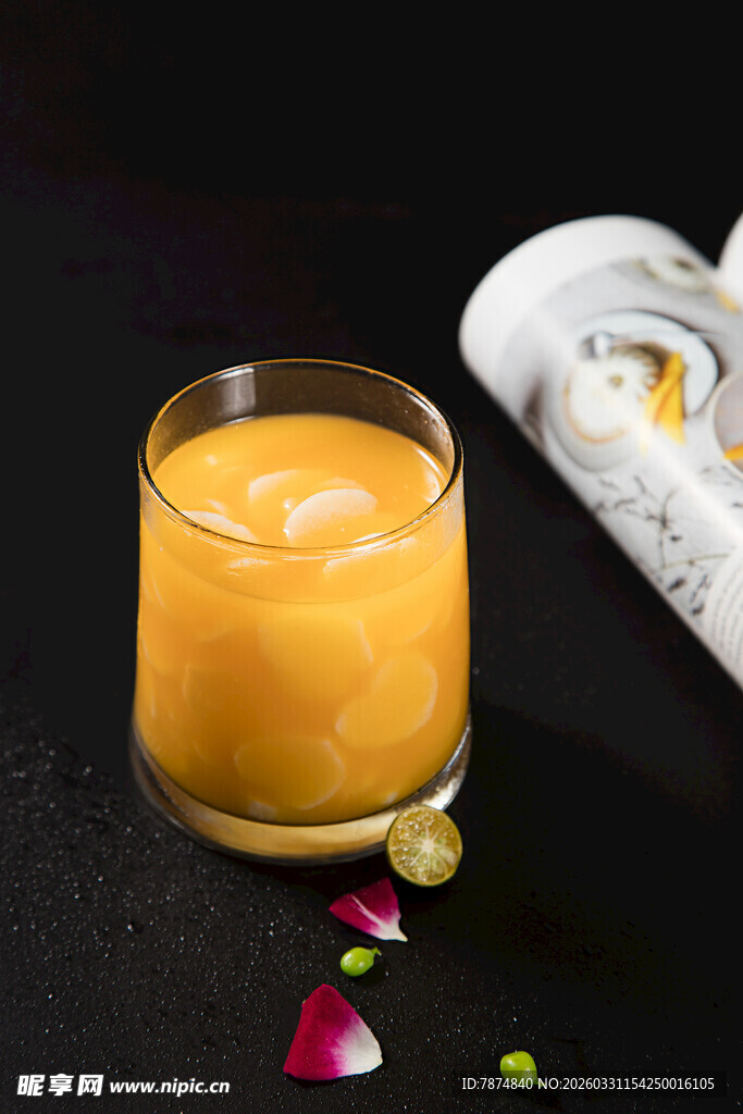 橙黄饮品配玫瑰装饰